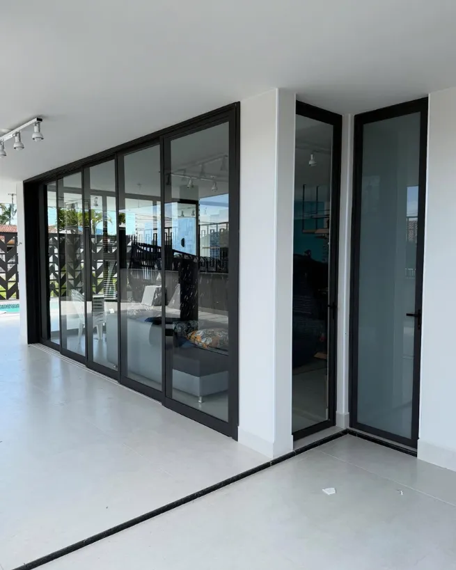 Portas de vidro em Capivari - acabamento limpo em porta de vidro